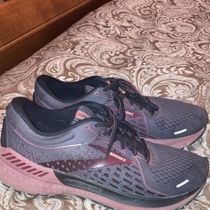 Athletic running shoes